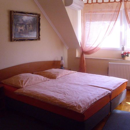 Barokk Antik Guest House Kecskemet Room photo