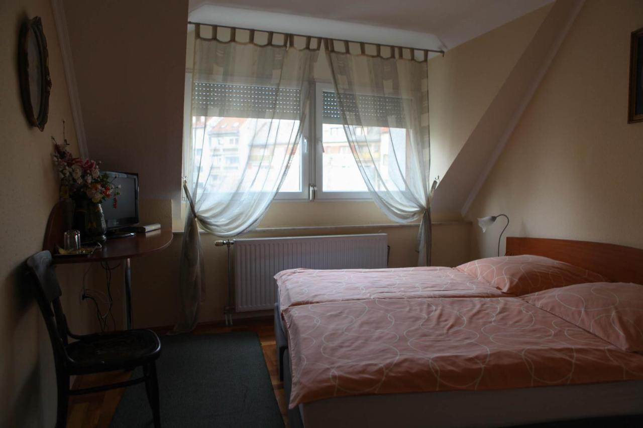 Barokk Antik Guest House Kecskemet Room photo
